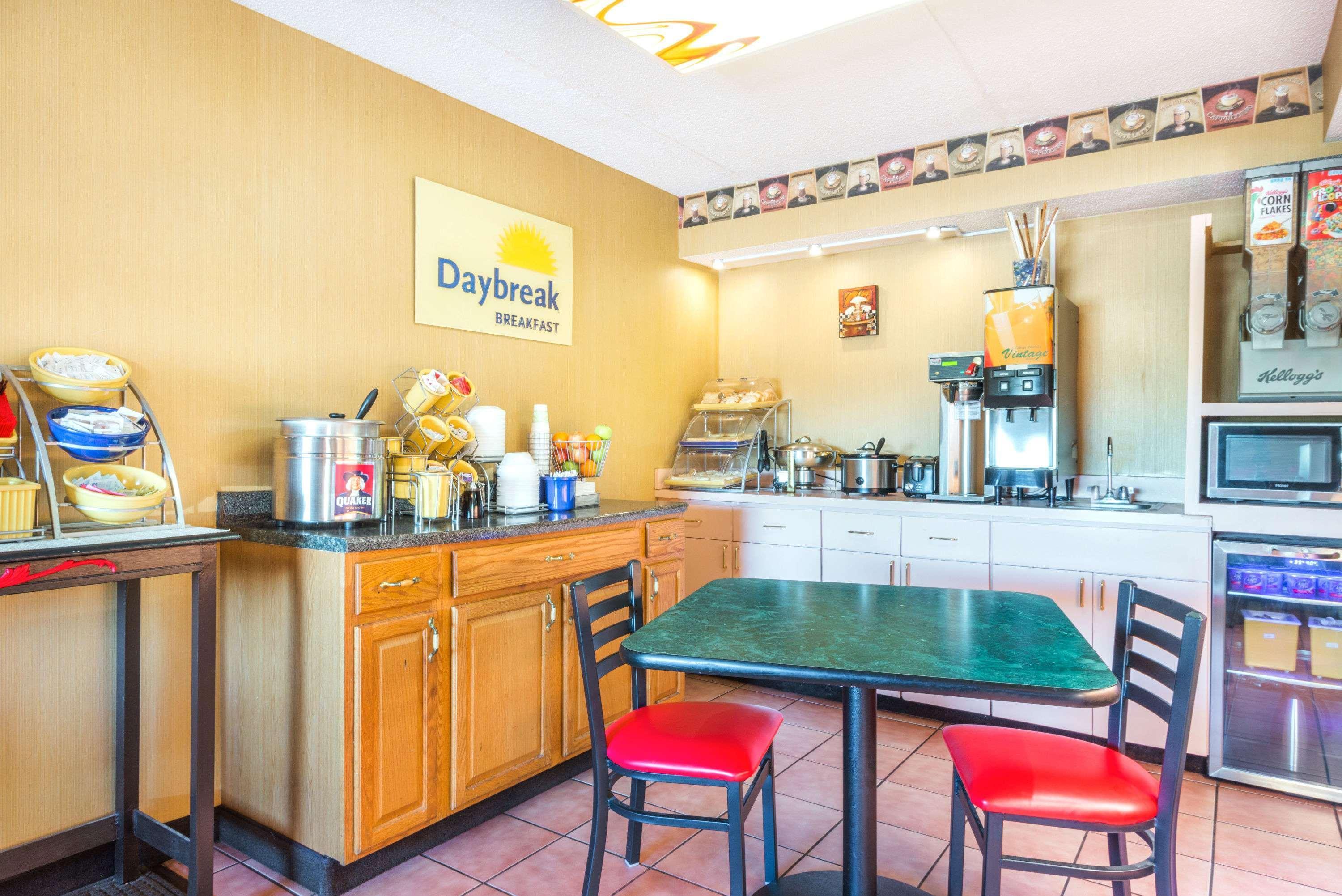 Days Inn By Wyndham Dayton Huber Heights Northeast Buitenkant foto
