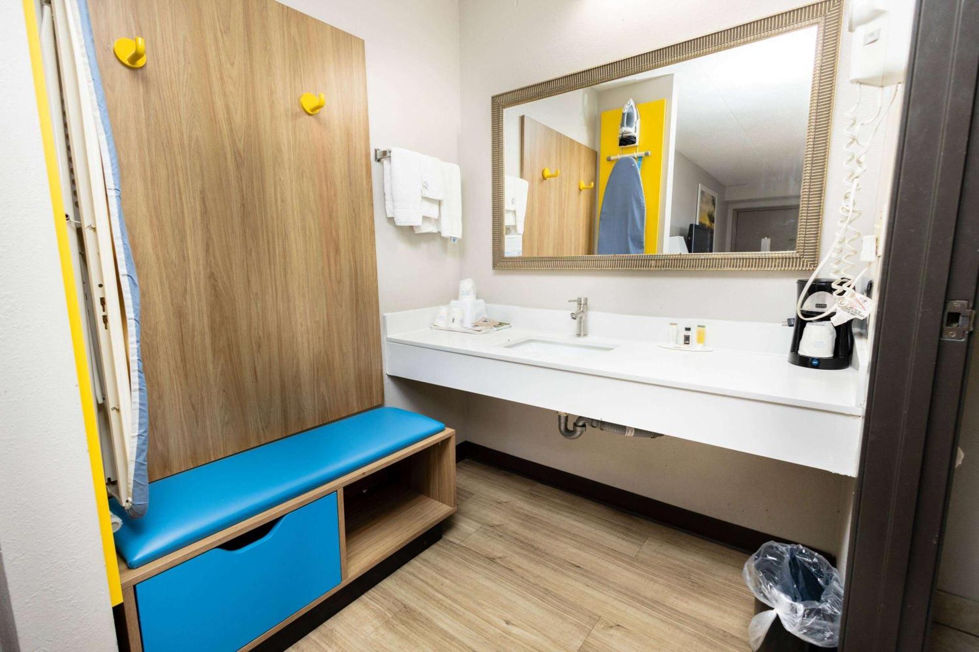 Days Inn By Wyndham Dayton Huber Heights Northeast Buitenkant foto