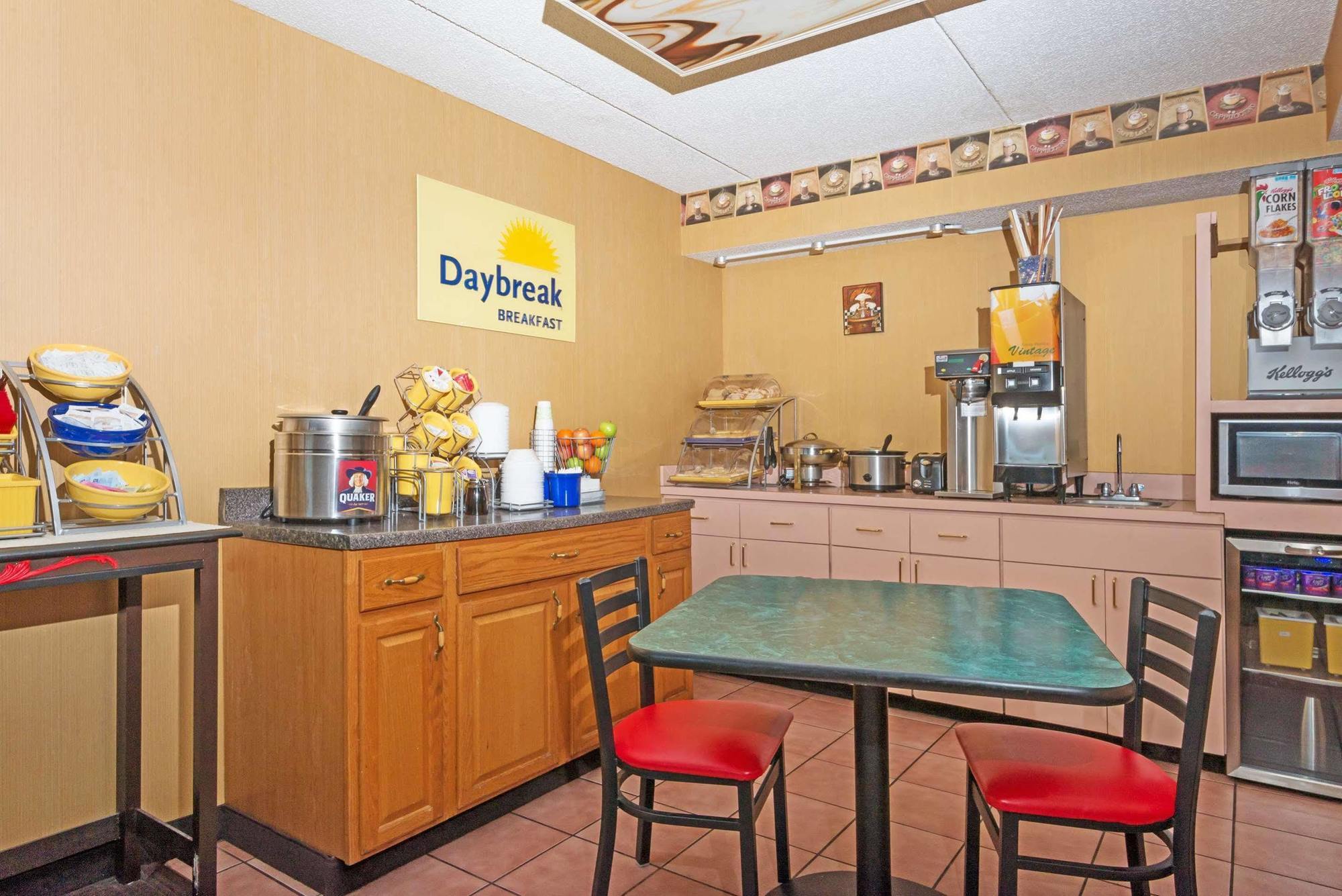 Days Inn By Wyndham Dayton Huber Heights Northeast Buitenkant foto